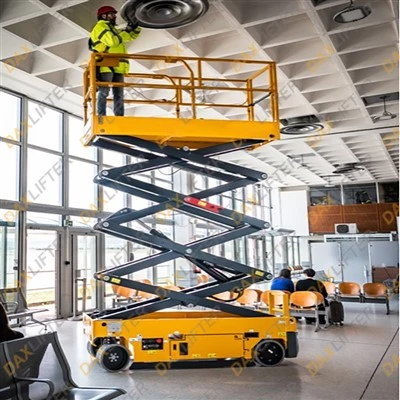 Self‑propelled Battery Scissor Lift